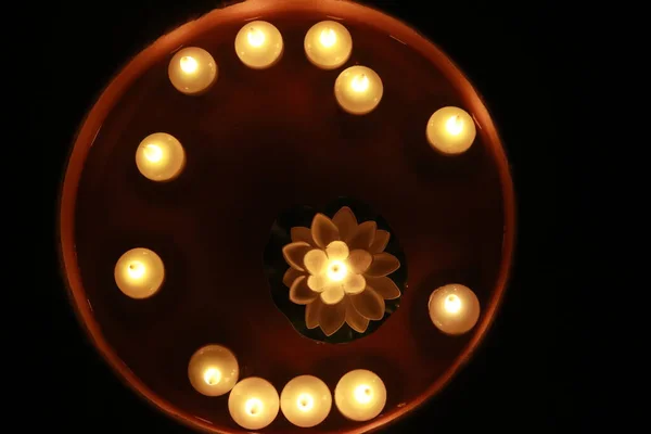 Gyertyafény Különleges Ünnepekre Gyertyák Vízben Tükröződés Pihenés Diwali Ünnepek — Stock Fotó