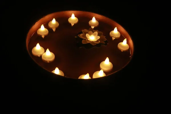 Özel Tatiller Için Mum Işığı Sudaki Mumlar Yansıma Rahatlama Diwali — Stok fotoğraf