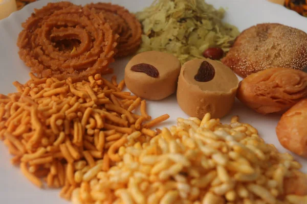 Tabliczka Przekąskami Mieszane Jedzenie Tradycyjne Indyjskie Smaczne Przekąski Sezon Festiwali — Zdjęcie stockowe