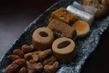 Hint aperatifleri ve şekerleriyle dolu bir tabak. 