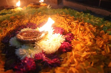 Yağ Mum Işığı ve Rangoli Yaprakları. Hint Geleneksel Rangoli Sanatı. Yakın çekim.