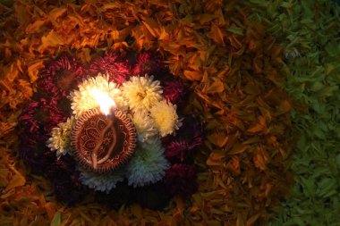 Güzel Yağ Mum Işığı ve Rangoli Yaprakları. Hint Geleneksel Rangoli Sanatı.