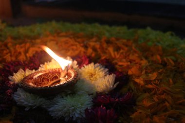 Yağ Mum Işığı ve Rangoli Yaprakları. Hint Geleneksel Rangoli Sanatı.