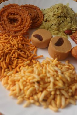 Ladoo Chakali Sev ve Chivda. - Yakın çekim. Yemek Fotoğrafçılığı