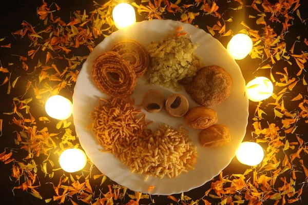 Красивая Тарелка Традиционными Индийскими Закусками Махараштрианские Вкусные Закуски Свечи Украшения — стоковое фото