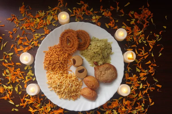 Bord Met Traditionele Indiase Snacks Maharashtrian Lekkere Snacks Kaarsen Lampen — Stockfoto