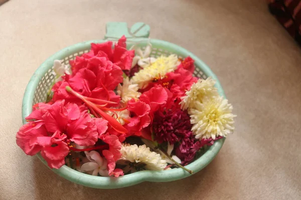 Mix Flowers Basket White Flowers Red Flowers Mix — Stock Photo, Image