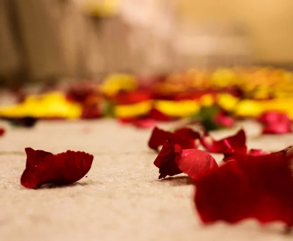 Saptapadi töreni için taç yaprakları. Hint Maratonu Düğünü