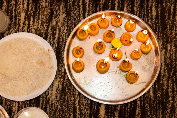 Zaal Pooja için gaz lambası. Marathi Düğün Ritüelleri