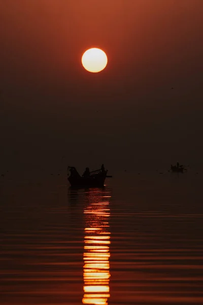 Gölde Büyülü Gün Doğumu. Kızıl Gün Doğumu. Dalgalar ve Siluetler. Muhteşem Güneş Yansıması