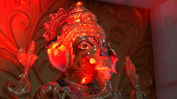 Lord Ganesha Nın Kırmızı Işıklardaki Heykeli Hindu Ana Tanrısı Hindu — Stok video