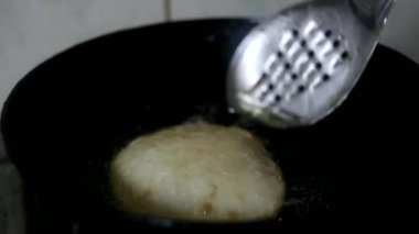 Lezzetli Hint Kachori Aşçılığı. Sıcak ve Taze Yiyecek