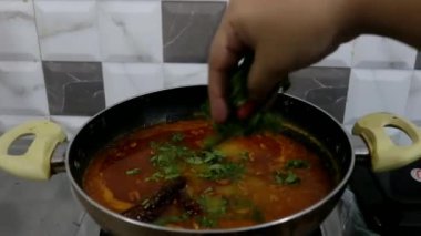 Dal Fry Tarka hazır. Geleneksel Masoor Dal Fry Tarka Aşçılığı. Hint Vejetaryen Yemekleri