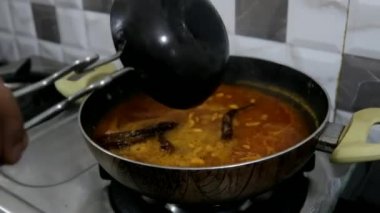 Geleneksel Masoor Dal Fry Tarka Aşçılığı. Hint Vejetaryen Yemekleri