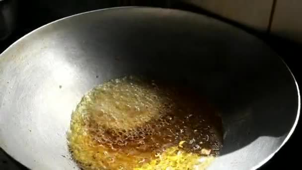 油チャカリで揚げ深い チャカリの料理 インド茶スナック食品 — ストック動画