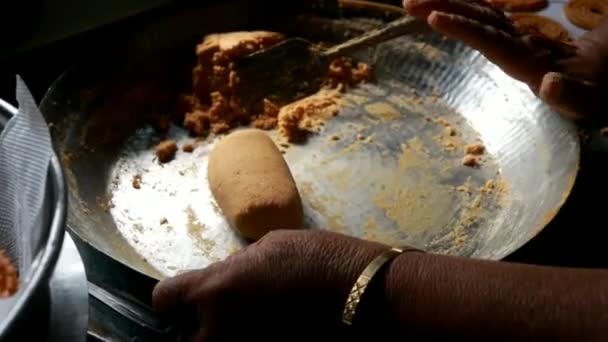 チャカリのために生地を使用してください 手と生地 インドの伝統的なチャカリ作り — ストック動画