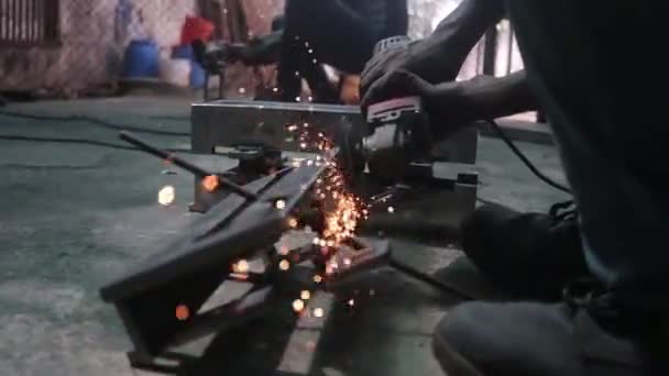Fiamma Scintilla Metallo Laboratorio Taglio Industriale — Video Stock