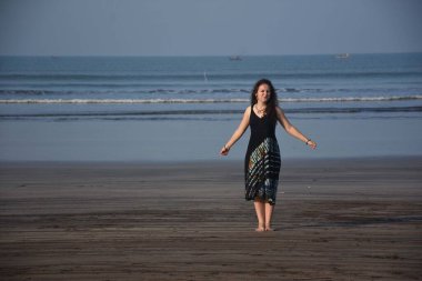 plaj yürüyen kadın