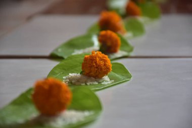 Düğün Ayinlerinde Gelin ve Damat için Yedi Kutsal Adım Madalyası. Maharashtra Düğünü 