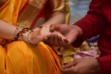 Hint Gelin ve Damat için güzel bir tören. El ele tutuşmak 