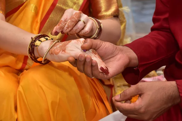 Hermosa Ceremonia Para Novia India Novio Mantener Las Manos Juntas — Foto de Stock