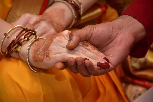 Prachtige Ceremonie Voor Indiase Bruid Bruidegom Handen Bij Elkaar Houden — Stockfoto