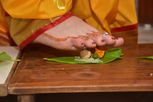 Menyasszonyi Láb Zöld Levél Indiai Esküvői Rituáléban Maharashtra Szertartás Menyasszony — Stock Fotó