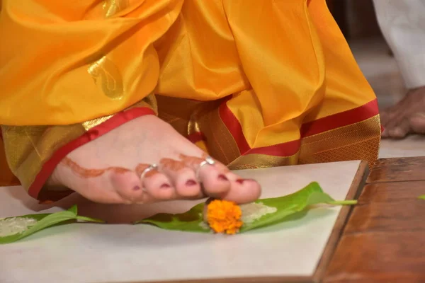 Bridal Leg Green Leaf Indian Wedding Ritual 신부를 마하라슈트라 — 스톡 사진