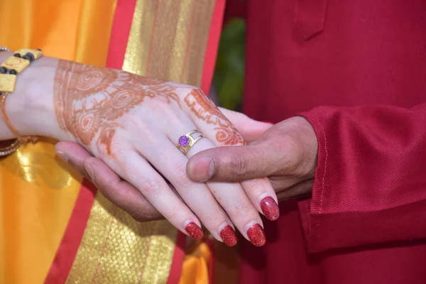 Руки Невесты Грум Индии — стоковое фото