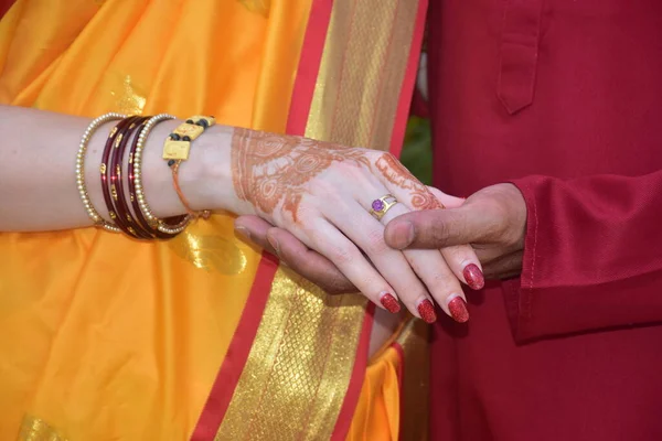 Чудесная Церемония Вручения Кольца Индийской Паре Руки Невесты Грума — стоковое фото