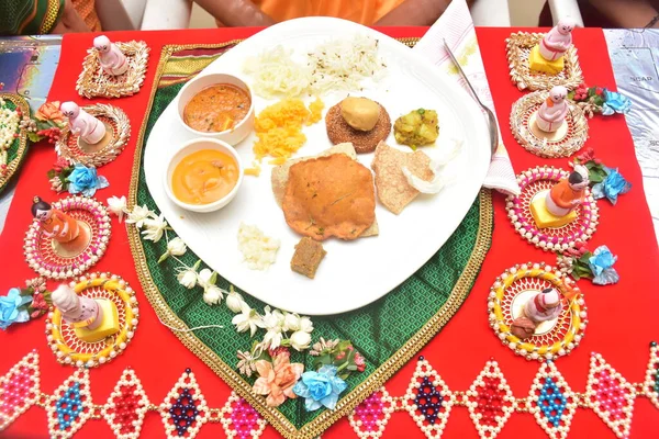 Voedsel Moment Voor Boy Thread Ceremonie Maharashtra Hindoe Cultuur Hindoeïstische — Stockfoto