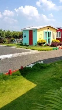 Renkli Sevimli ve Tatlı Ev. Park et ve rahatla. Ziyaret için romantik bir yer