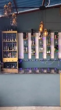 İçkili ve ışıklı boş bir bar.. 