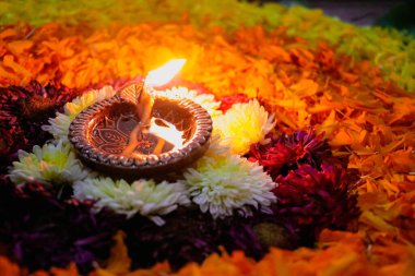 Giriş kapısının önündeki renkli dekorasyon taçyaprakları. Ev eşiği. Hindu Din İşaretleri ve Tatil Sembolleri. Diwali Olayının Ögeleri
