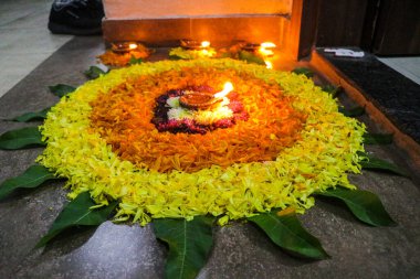 Giriş kapısının önündeki renkli dekorasyon taçyaprakları. Ev eşiği. Hindu Din İşaretleri ve Tatil Sembolleri. Elementler