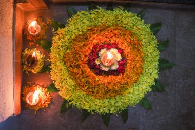 Giriş kapısının önündeki renkli dekorasyon taçyaprakları. Ev eşiği. Hindu Din İşaretleri ve Tatil Sembolleri. Diwali Olayının Ögeleri