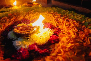 Giriş kapısının önündeki renkli dekorasyon taçyaprakları. Ev eşiği. Hindu Din İşaretleri ve Tatil Sembolleri. Diwali Olayının Ögeleri
