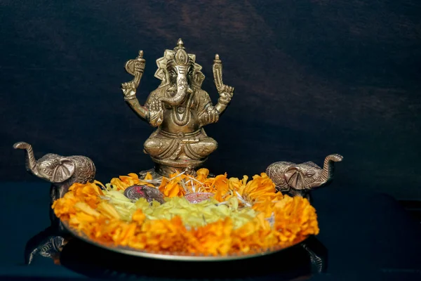 Estatua Ganesha Señor Con Placa Pétalos Monedas Hindú Dios Principal — Foto de Stock