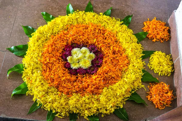 Bunte Dekorationen Blütenblätter Vor Der Eingangstür Hausschwelle Hinduistische Religion Zeichen — Stockfoto