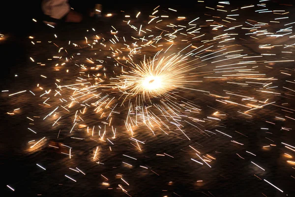 Altın Havai fişekler siyah arka planda parıldıyor. Mutlu Festivaller