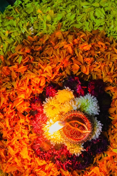 Цветные Лепестки Перед Входной Дверью Порог Дома Индуистские Религиозные Знаки — стоковое фото