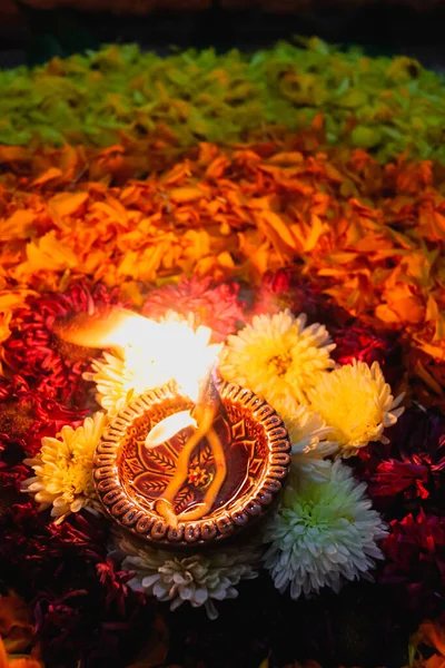 Огни Лампового Цветочного Оформления Темноте Символ Индийского Праздника Масляная Лампа — стоковое фото