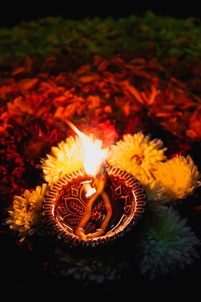 暗闇の中でランプと花の装飾のライト インドの休日イベントのシンボル 赤と黄色の花のオイルランプと花びら インド文化 — ストック写真