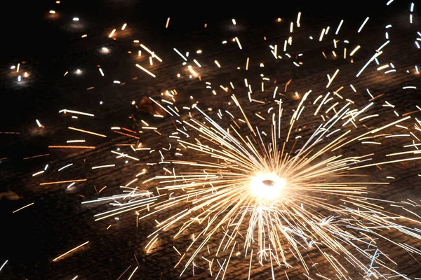 Altın Havai fişekler siyah arka planda parıldıyor. Mutlu Festivaller