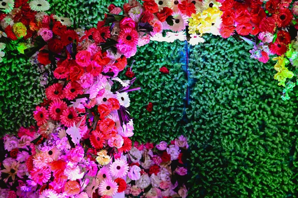 Zengin Çiçek Dekorasyonu Düğün Sahnesi. Romantik Pembe Çiçekler ve Yeşil Yapraklar