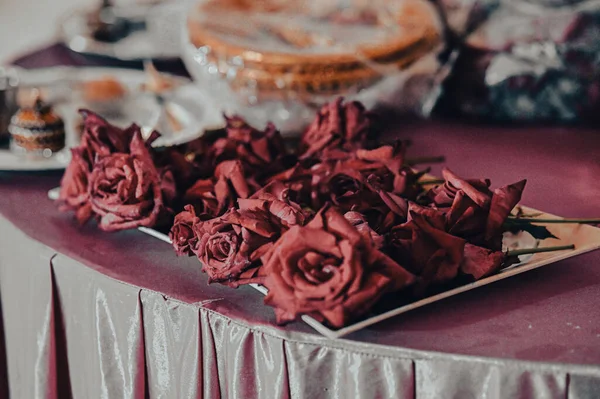 Elegant Brown Roses Table Brown Petals Fresh Beautiful Event — стоковое фото