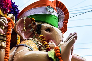 Hint Bayrağı Renkli Ganesh Heykeli. Ana Hindu Tanrısı Heykeli. Güzel duvar kağıdı. Maharashtra Festivalleri