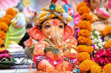 Taze ve güzel Ganesh Heykeli. Taze Renkler Ana Geleneksel Hindu Tanrı Heykeli. Duvar kağıdı. Maharashtra Festivalleri