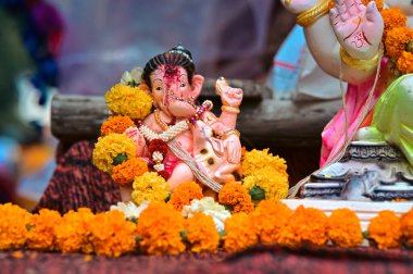 Bebek Lord Ganesh Heykeli. Çocuk şeklinde Ganesh. Hindu Tanrısı ile duvar kağıdı. Hinduizm Dini.