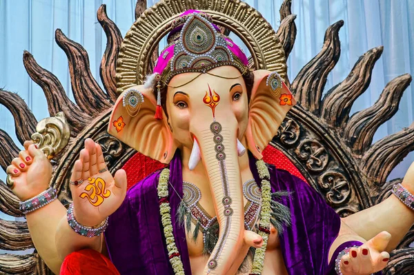 Lord Ganesh Rich Violet Dress Colors Mooi Standbeeld Hoofdhindoeïstisch Godsbeeld — Stockfoto